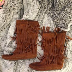minnetonka moccasins 3 tier fringe boots